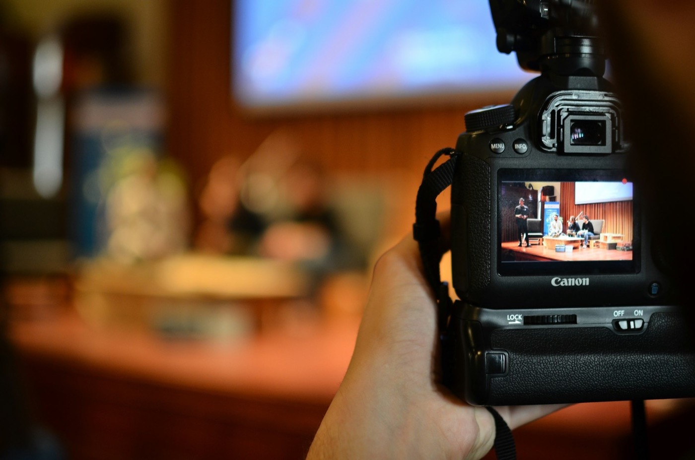 Kamera fotografiert eine Podiumsveranstaltung