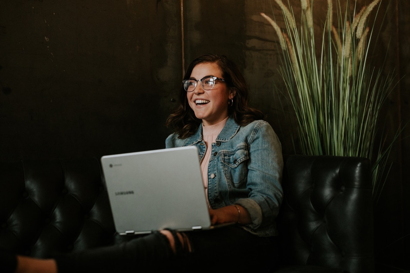 Frau mit Brille und Laptop